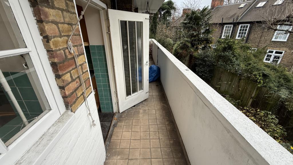 Lot: 127 - LONG LEASE TWO-BEDROOM FLAT FOR INVESTMENT OR OWNER OCCUPATION - External image of share balcony